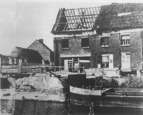 Side view canal Moerbrugge